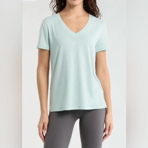 Zella Tops - EUC Zella
Breathe Active V-Neck Short Sleeve Tee in Light Teal, Size Medium